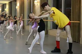 杨丽萍46岁的男徒弟，年入百万却无人嫁，除了跳舞连洗衣服都不会图片