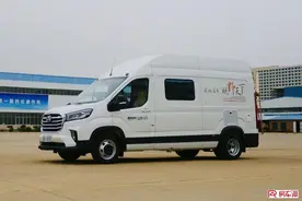 靠实力赢得市场，实拍途酷房车大通V90加长轴底盘B型房车图片