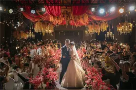 西式复古的室内婚礼，红色暗黑系质感婚礼图片