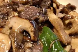 潮爸8月29日午餐记录，来自云南的蘑菇，野生牛肝菌炒嫩牛肉图片
