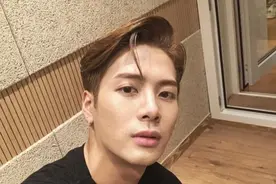 阿婆路边捡纸箱遇狂风吹散，黑衣暖男下车救援…一看是王嘉尔图片