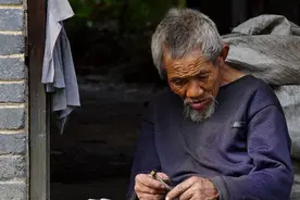 七旬拾荒老人捡一袋子百元大钞，返还失主后被侮辱，民警打抱不平图片