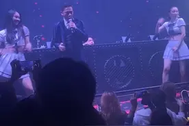 骆达华嘉兴某酒吧卖唱，舞女身材火辣吸睛，网友：沦落到这种地步图片