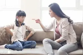 女孩夹腿是性意识萌发，两位妈妈的做法，把娃引向了不同的人生图片