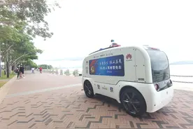 广东深圳：5G无人驾驶警务车 亮相深圳湾公园图片