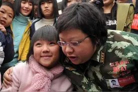 韩红又被骂上热搜，本尊发文回应否认作秀：求求你，别骂她了图片