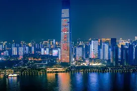 华中第一高楼迎江面幕墙完工，长江巨幕世界首秀图片