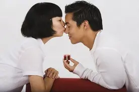 妻子做饭没生抽，丈夫下楼去买，忘拿手机返回，进屋后丈夫要离婚图片