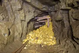 陕西老农意外发现山洞，挖出100多斤黄金，以为一夜暴富却被逮住图片