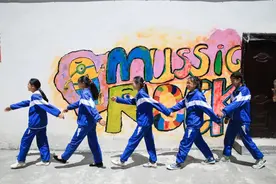 玩摇滚的小学，火了图片