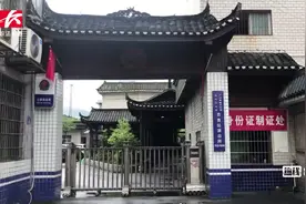 心真大！男子醉酒躺卧铁轨中间睡觉，民警巡查时发现并批评教育视频封面