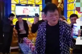 迟志强近况辛酸，现身豪华KTV无人搭理，聚会当摄像被指混得差图片
