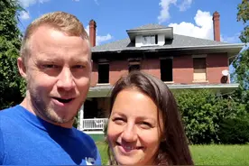 小两口低价买下538㎡废弃别墅，空间虽大却残破不堪，网友：值了图片