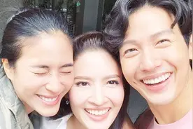 泰星Aff带女儿和推哥室内练习游泳，jui姐一旁哈哈大笑！视频封面
