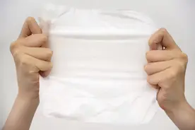 女性小便后，到底该用纸巾擦还是湿巾擦？或许多数人不太了解图片