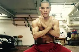 郭碧婷的老公向佐在车库练功，众多名车挤满车库，有哪些车型？图片