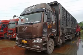 私自改装大梁和淋水罐，这台重载版解放J6P载货车怎么过年审？图片