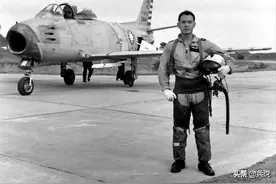 台岛飞行员获6种奖章，蒋氏亲自嘉勉，冒死飞回大陆授少校图片