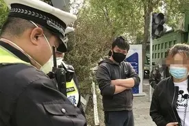 男子未带头盔还携女友骑摩托上路，民警一查没驾照还挂假牌图片