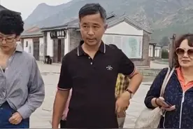 “流浪大师”沈巍近况罕见曝光，出行犹如明星，众多女粉丝接待图片