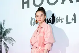 宋祖儿扎着高马尾神似张柏芝，穿搭风格更是潮流时尚图片