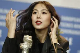 影后金敏喜：与大22岁已婚导演恋爱，至今不敢回国，奖杯都不敢领图片