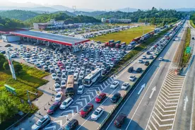 广东一条高速塞车40公里！让人崩溃的返程高峰提前上演图片