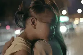 母子相依11年，这一别让人落泪：有妈妈在，才有家啊图片