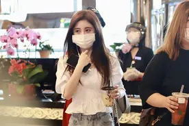 鞠婧祎就是会穿，收腰泡泡袖上衣配牛仔直筒裤，谁能看出她159图片