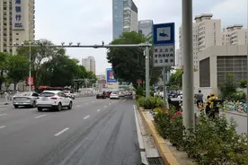 南京路血研所门前增设黄网格禁停提示牌图片