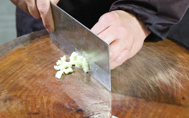 原来炒白菜也有窍门，加一点调汁，简单一做，比吃肉还过瘾