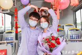 公交车厢内上演浪漫求婚，2位青年驾驶员携手开往幸福下一站图片