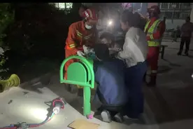 甘肃天水：“熊孩子”腿卡健身器材，消防叔叔“出手”解决图片