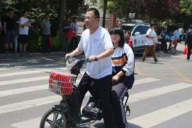电动车载人有限制，接孩子上学成难题，专家给出3个建议令人不满图片