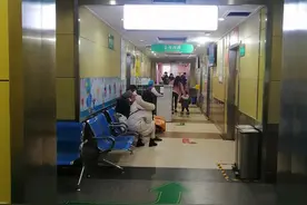 郑州有儿童医院日均门诊量超6000，家长排长队候诊，儿科医生发声提醒图片