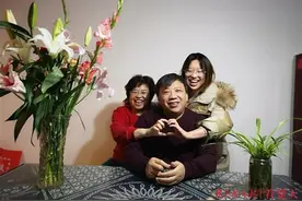 超励志！最强“学霸家庭”走红，女儿保研北大，爸妈自学跨考图片