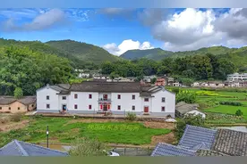 广东梅州某古村一风水形状非常奇异，墓主的后人有教授、高官等图片