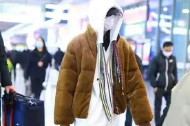 关晓彤造型挺独特！穿卫衣自带“脏脏辫”，裤子设计也太显腿细了图片