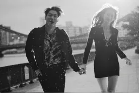 林志玲结婚2周年，携日本丈夫冒雨狂奔好欢快，穿低胸装腰身圆润图片