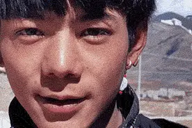 @丁真，喜欢绿松石的甜野男孩，十堰邀你来代言！每天一款不重样图片