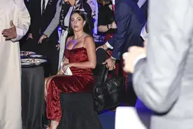 C罗：我对儿子非常严厉，他喝可乐我会生气！一旁的乔治娜，笑了图片