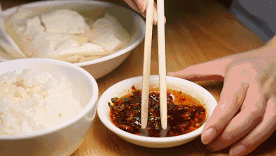 天府旅游美食·舌尖上的非遗 | 富顺豆花：凝脂白玉堆软雪，生香赤焰缀轻衣