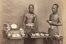 晚清老照片：官吏妻子因贫困不穿鞋，年轻女子穿正宗汉服图片