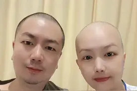 泪目！深圳男子陪患癌妻子剃头：你不是一个人战斗图片