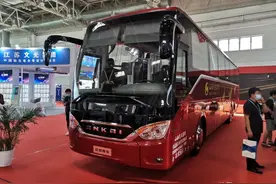 欧洲范儿十足 少见的安凯A913三轴高客图片