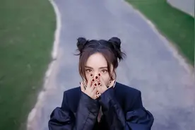 杨幂再唱爱的供养，还跑调吗？图片