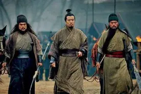 关羽张飞出身社会底层，从未拜师学武，为何他们打仗这么厉害？图片