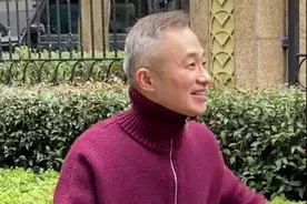 主持人程雷晒近况，才49岁头发花白显老态，曾因疾病离开舞台？图片