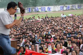 疯狂英语李阳，疯狂起来把鞋都脱了，那股味，学生都用报纸捂着嘴图片