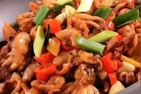 美食推荐：银耳炒肉、凉拌毛肚、皮蛋豆腐、酱香八爪鱼的做法图片